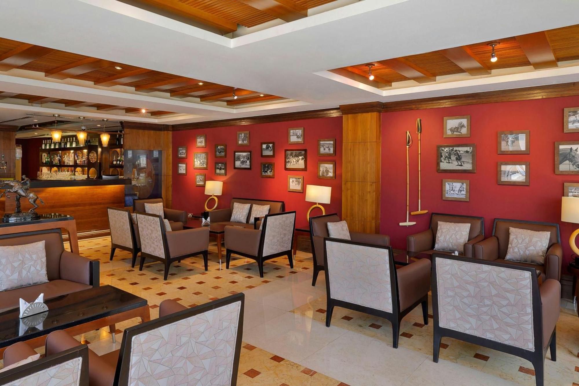 แฮบทัวร์ แกรนด์ รีสอร์ต ออโตกราฟ คอลเลคชั่น Hotel ดูไบ ภายนอก รูปภาพ The lounge at the airport
