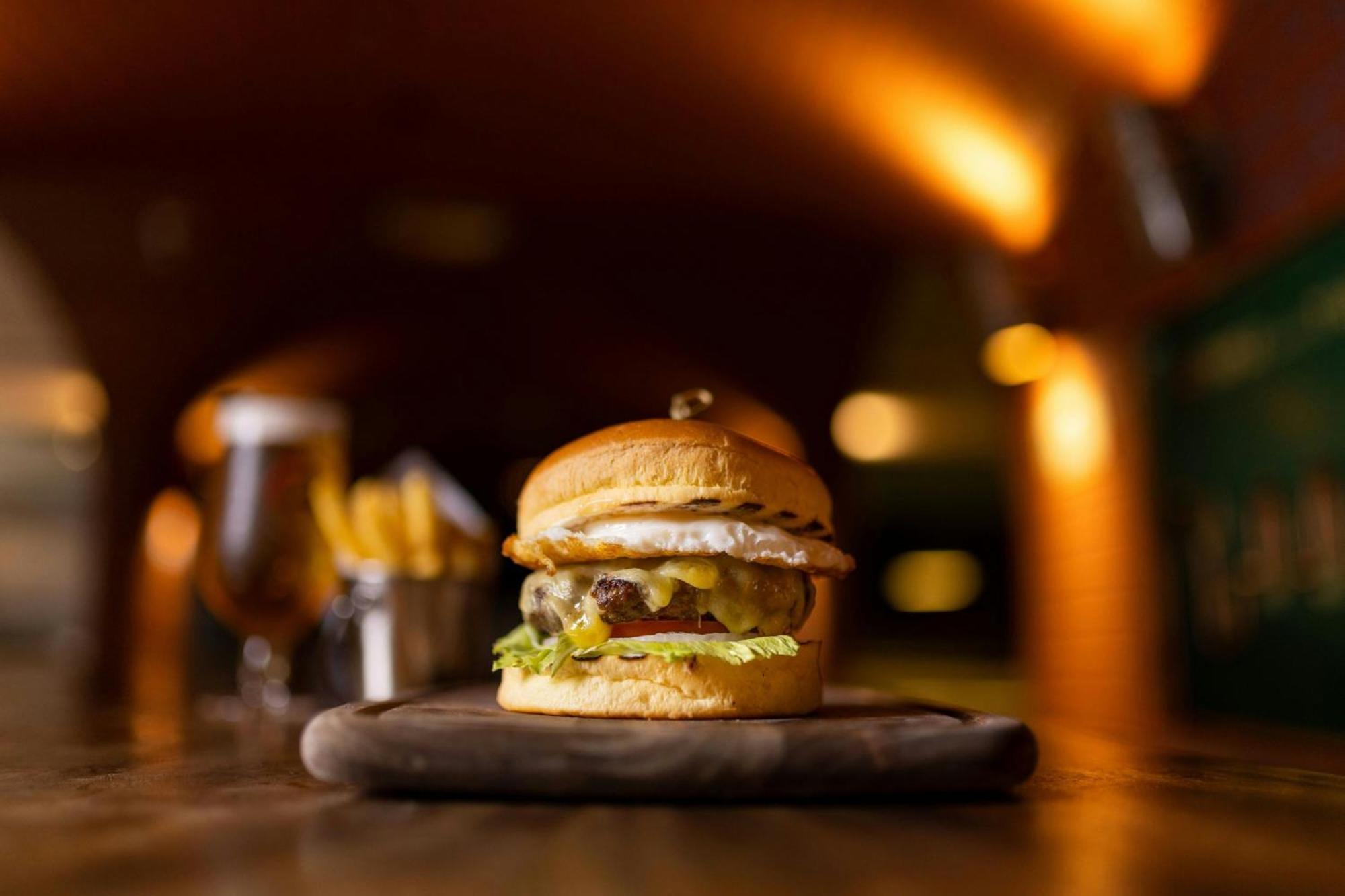 แฮบทัวร์ แกรนด์ รีสอร์ต ออโตกราฟ คอลเลคชั่น Hotel ดูไบ ภายนอก รูปภาพ A burger at the restaurant