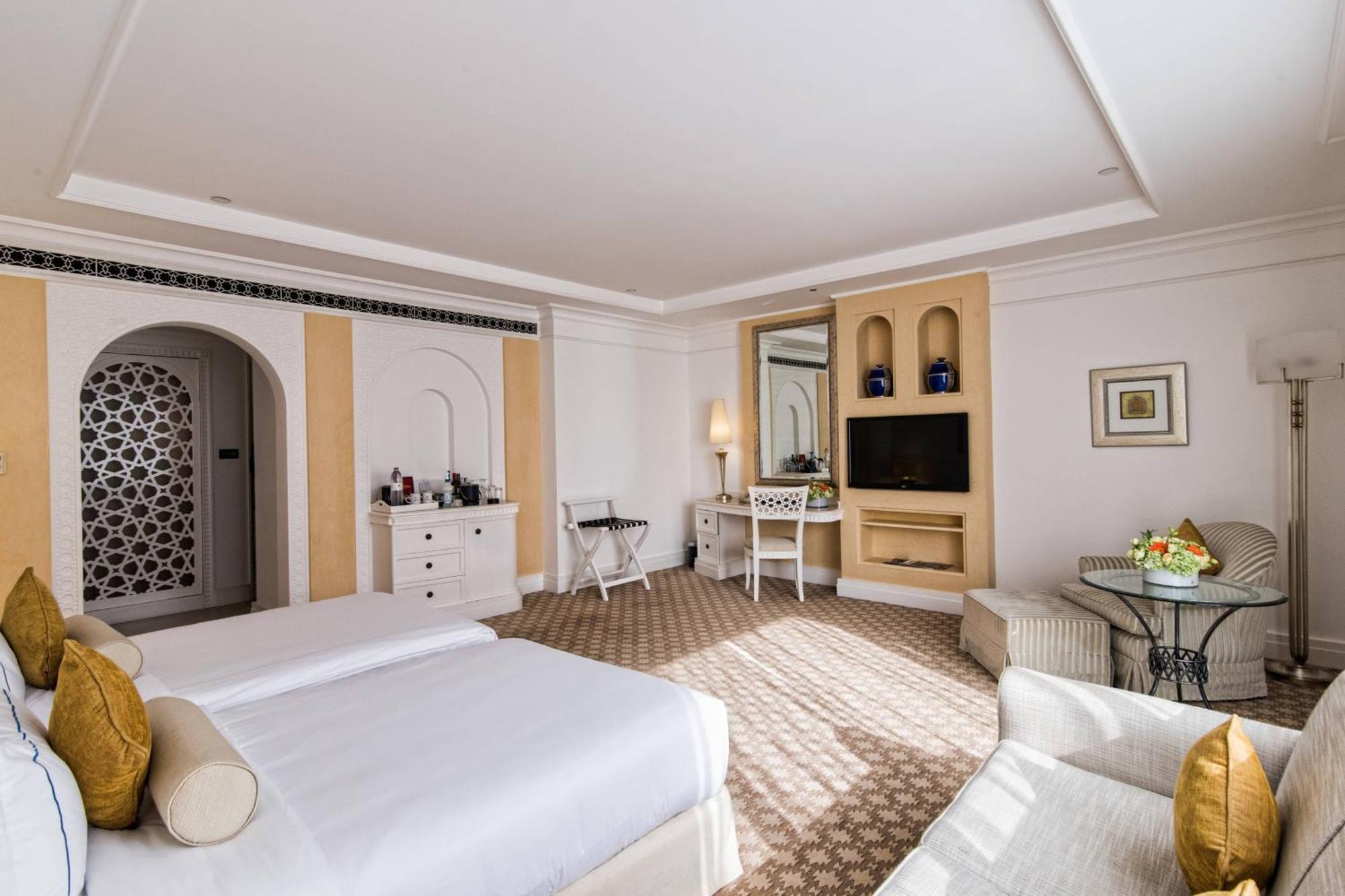 แฮบทัวร์ แกรนด์ รีสอร์ต ออโตกราฟ คอลเลคชั่น Hotel ดูไบ ภายนอก รูปภาพ A room at the Taj Mahal Palace